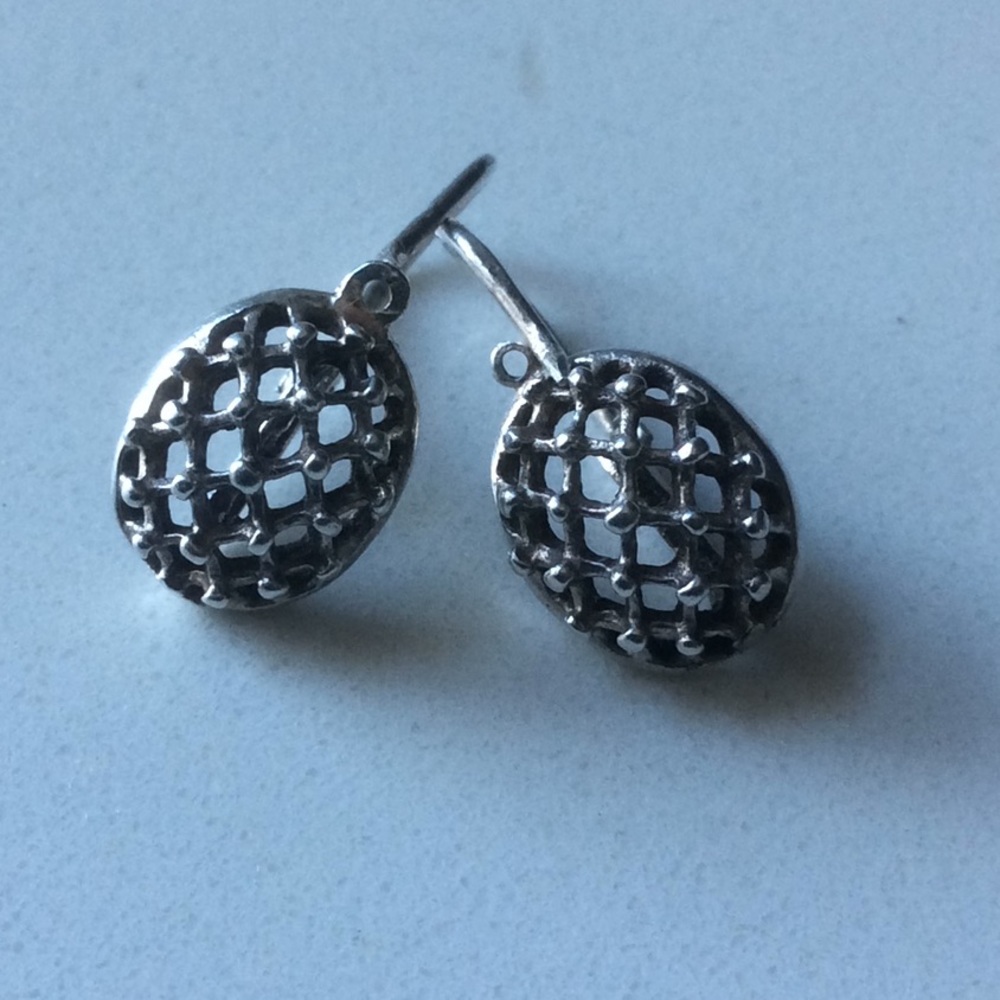 Woven drop earrings.